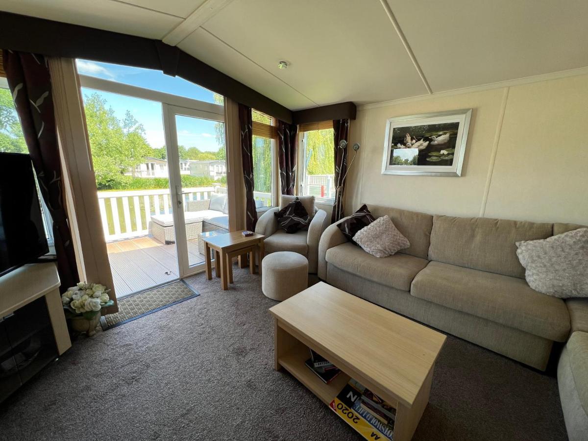 Dragonfly Lodge South Cerney Eksteriør bilde