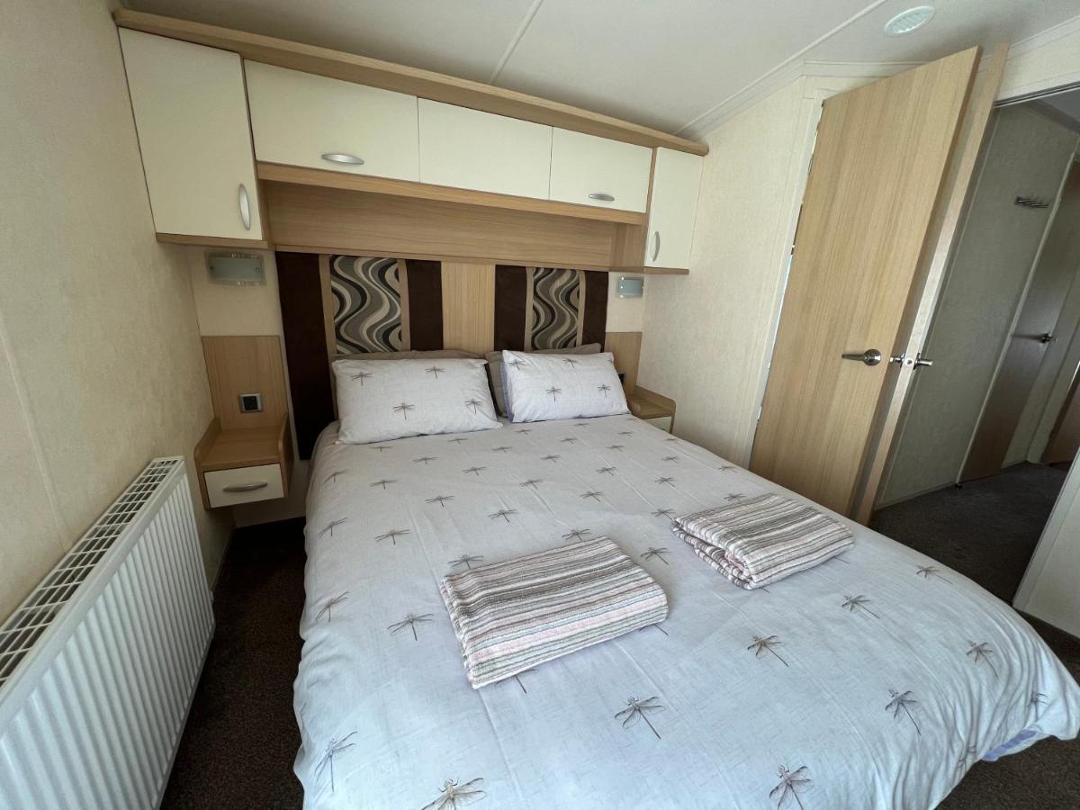 Dragonfly Lodge South Cerney Eksteriør bilde