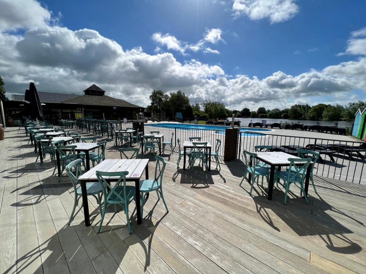 Dragonfly Lodge South Cerney Eksteriør bilde