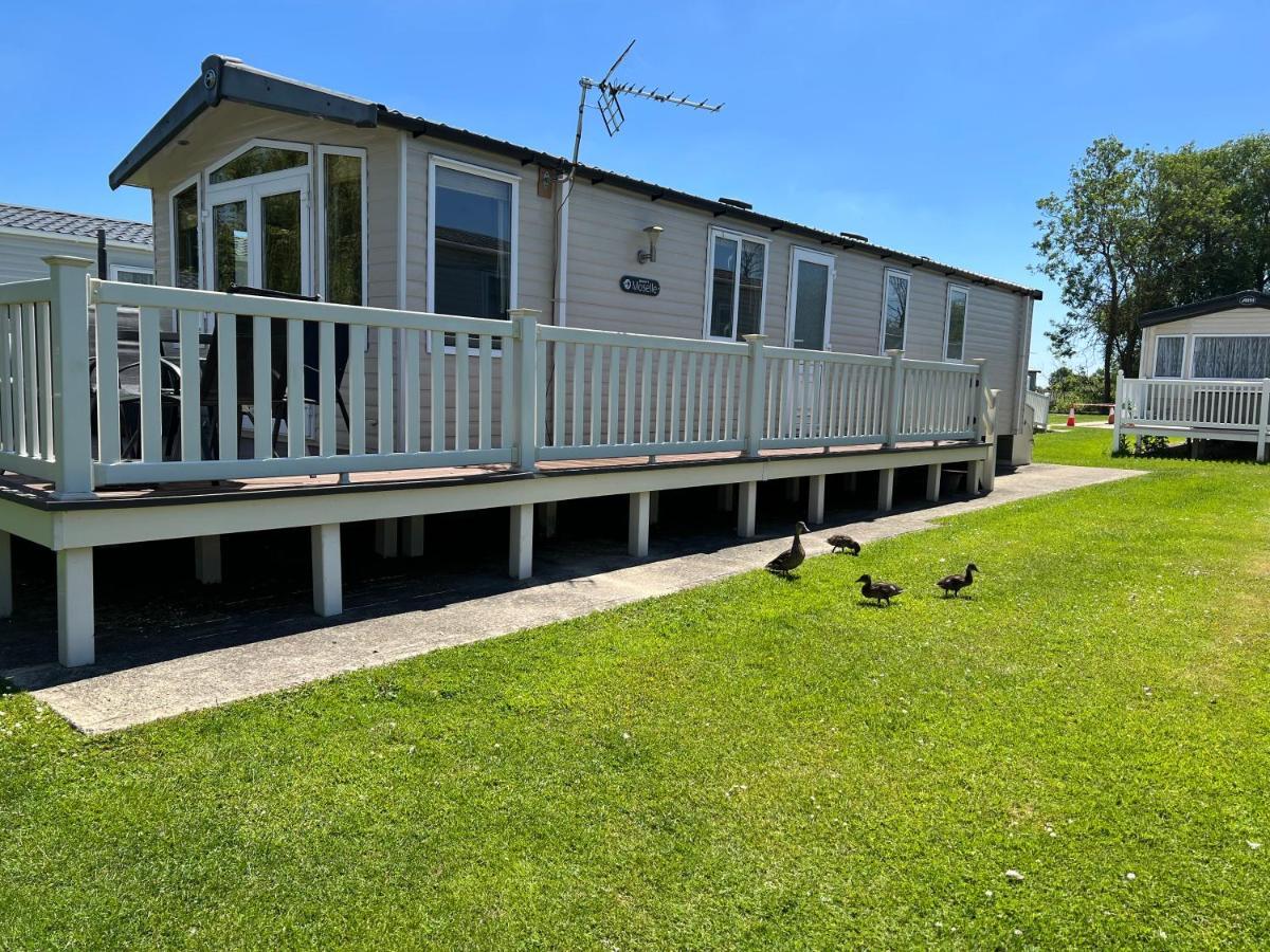 Dragonfly Lodge South Cerney Eksteriør bilde