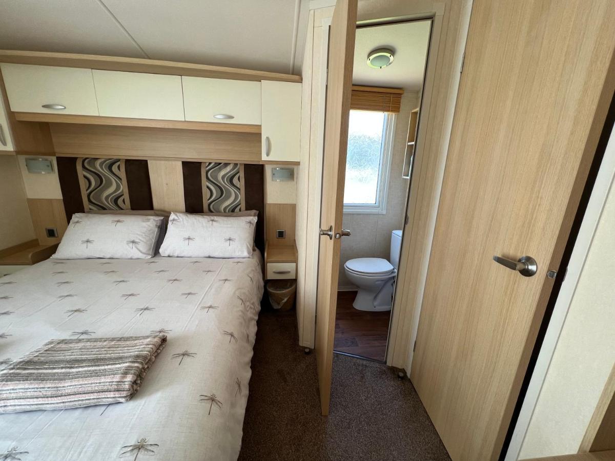 Dragonfly Lodge South Cerney Eksteriør bilde